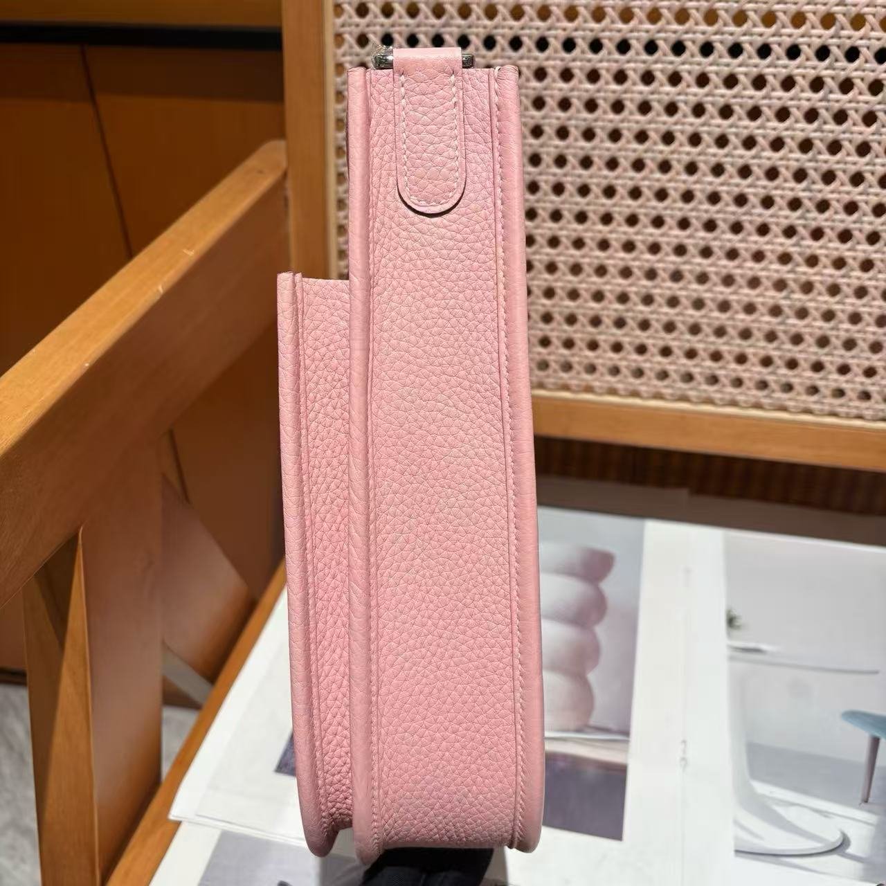 3q Pink Evelyne III 23 Taurillon Clemence leather crossbody bag, featuring perforated H-shaped logo shoulder strap and adjustable canvas strap - 图片 3