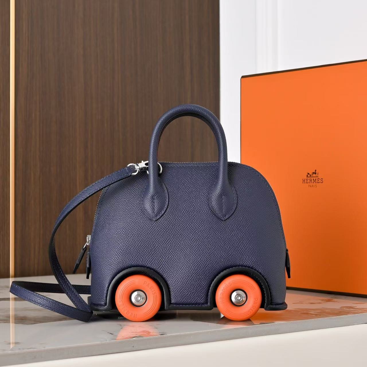 Cute Wheeled Mini Car Design Dome Bag Navy Blue Epsom Leather Luxury Crossbody Purse - 图片 3