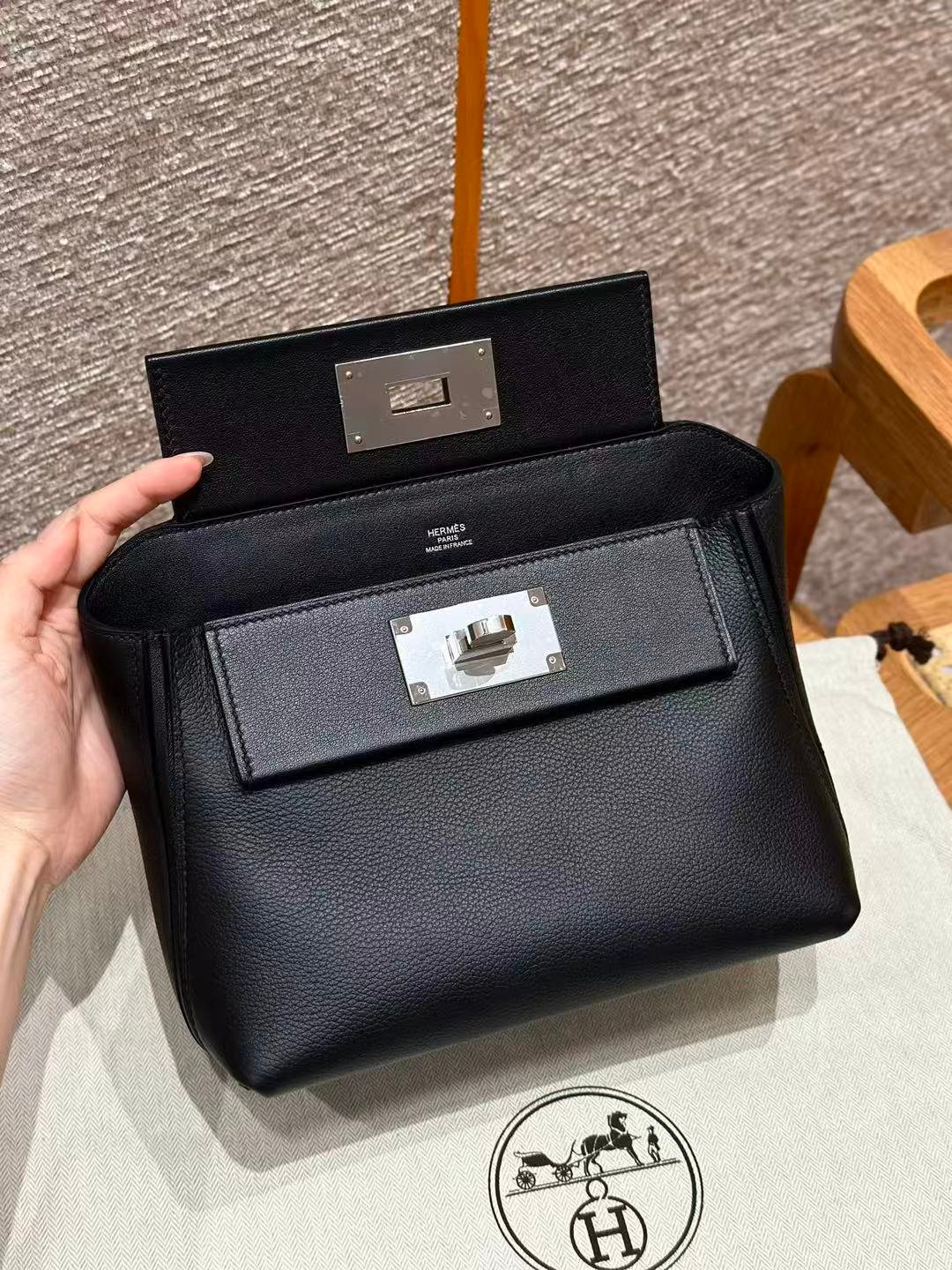 Women 24/24 Designer‑Style Bag, Swift & Taurillon Leather, Silver‑Tone Hardware, Black Top‑Handle Cross‑Body Purse - 图片 7