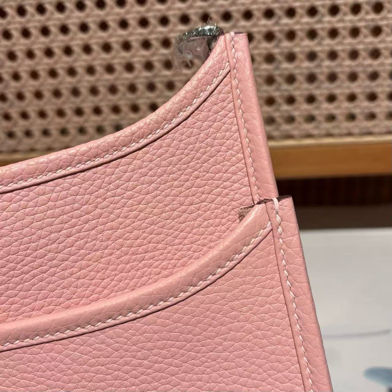 3q Pink Evelyne III 23 Taurillon Clemence leather crossbody bag, featuring perforated H-shaped logo shoulder strap and adjustable canvas strap - 图片 5