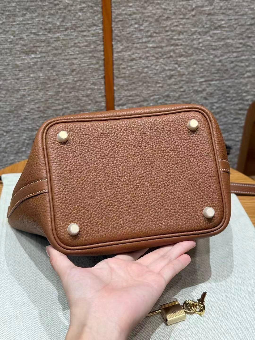 The size of this basket is 18 cm/7.08in. It is golden brown in color and has a golden buckle. It is completely handmade. - 图片 2