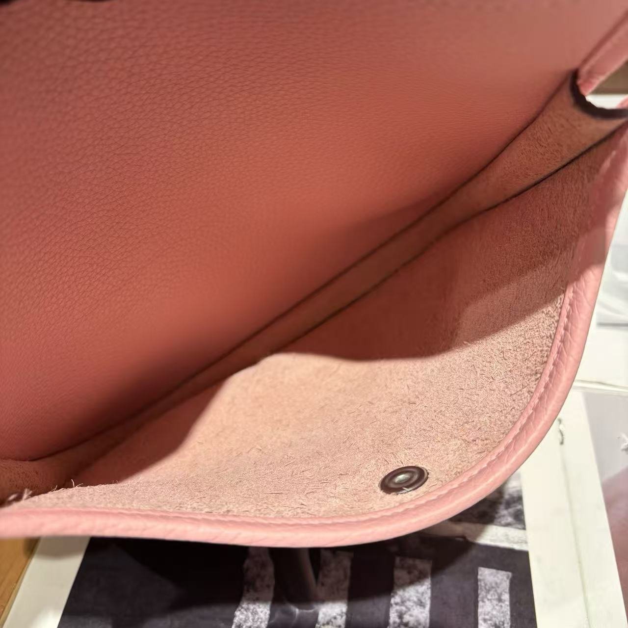 3q Pink Evelyne III 23 Taurillon Clemence leather crossbody bag, featuring perforated H-shaped logo shoulder strap and adjustable canvas strap - 图片 7