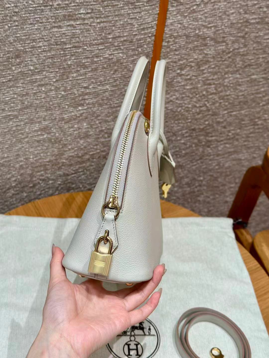Glacier White 25cm Dome Bowling Bag | Pebbled Leather Luxury Top Handle Handbag With Detachable Strap For Women - 图片 6