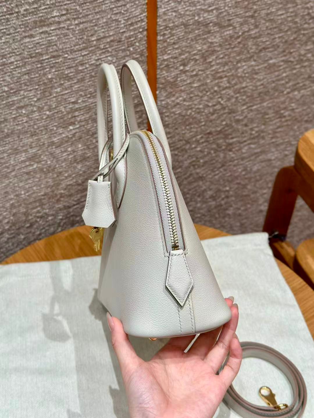 Glacier White 25cm Dome Bowling Bag | Pebbled Leather Luxury Top Handle Handbag With Detachable Strap For Women - 图片 2