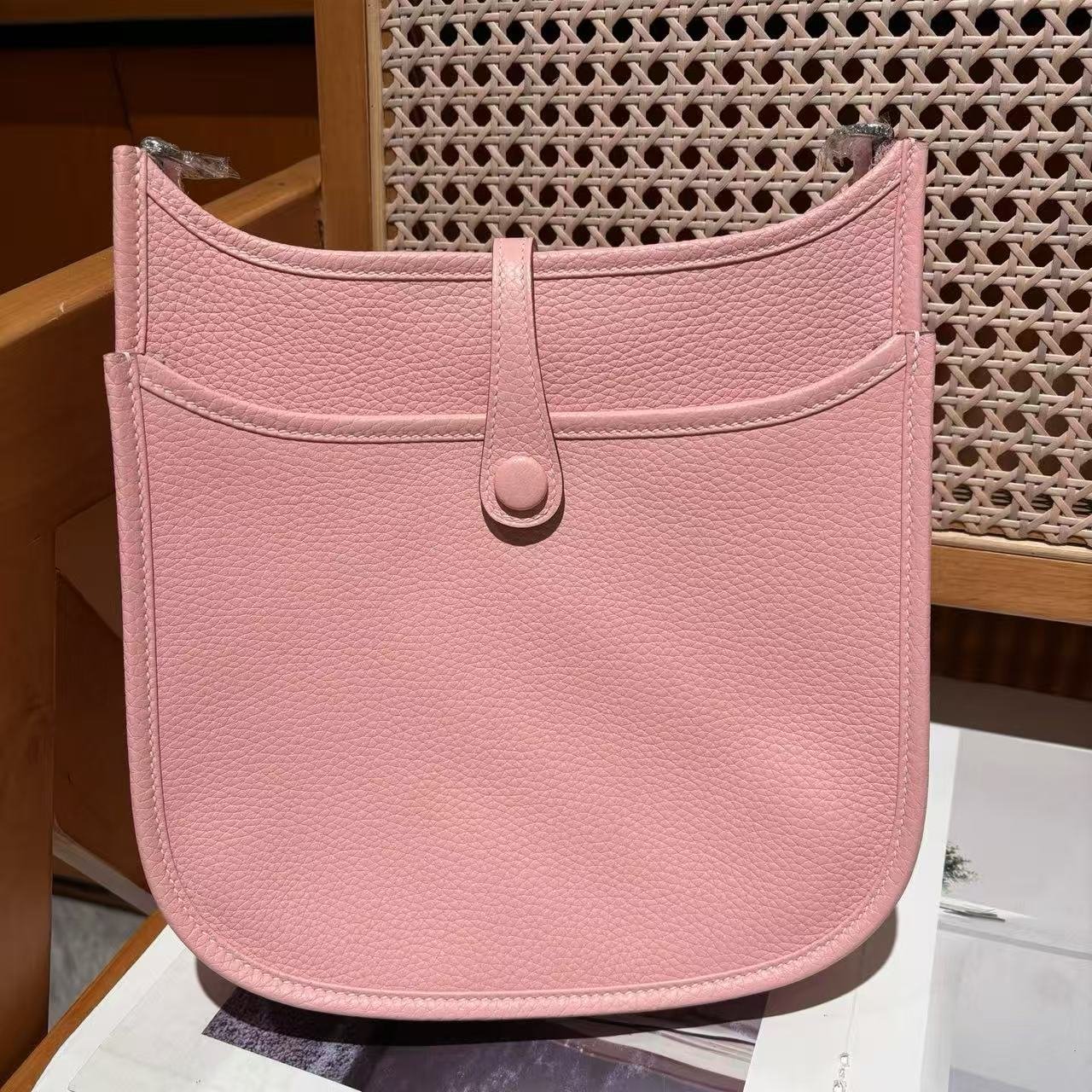3q Pink Evelyne III 23 Taurillon Clemence leather crossbody bag, featuring perforated H-shaped logo shoulder strap and adjustable canvas strap - 图片 2