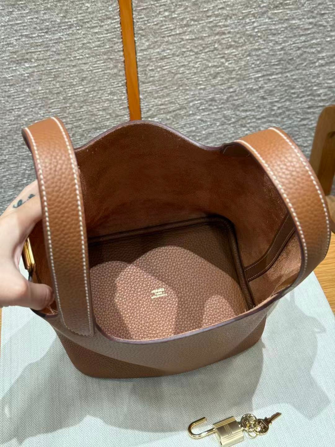 The size of this basket is 18 cm/7.08in. It is golden brown in color and has a golden buckle. It is completely handmade. - 图片 3