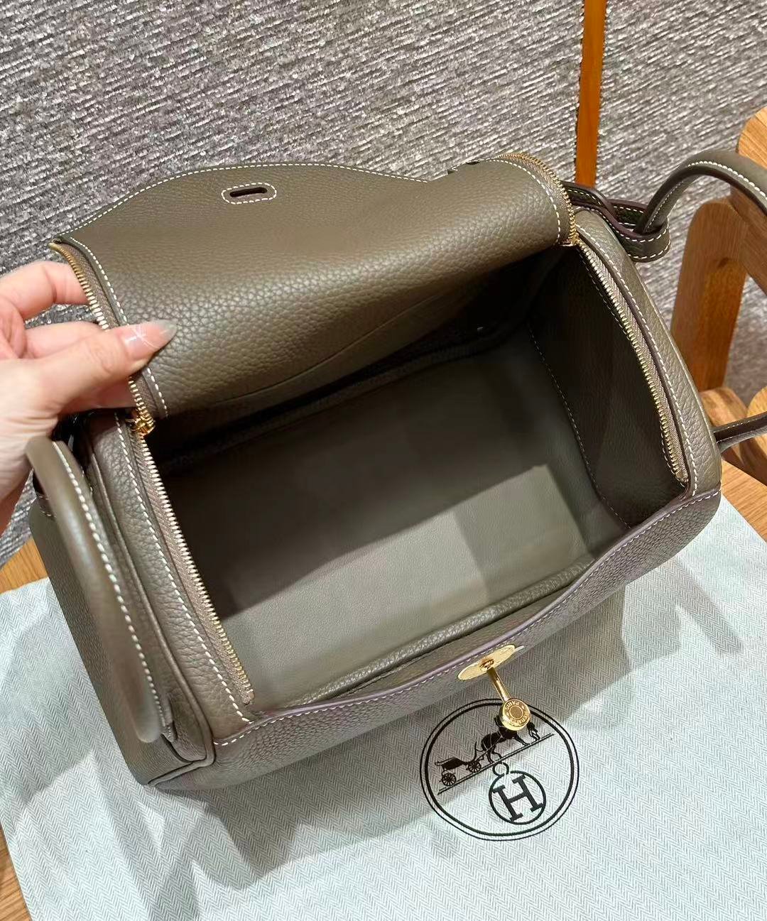 Elephant Grey Lindy 26 Togo Leather Crossbody Bag Gold Hardware Soft Shoulder Handbag - 图片 6