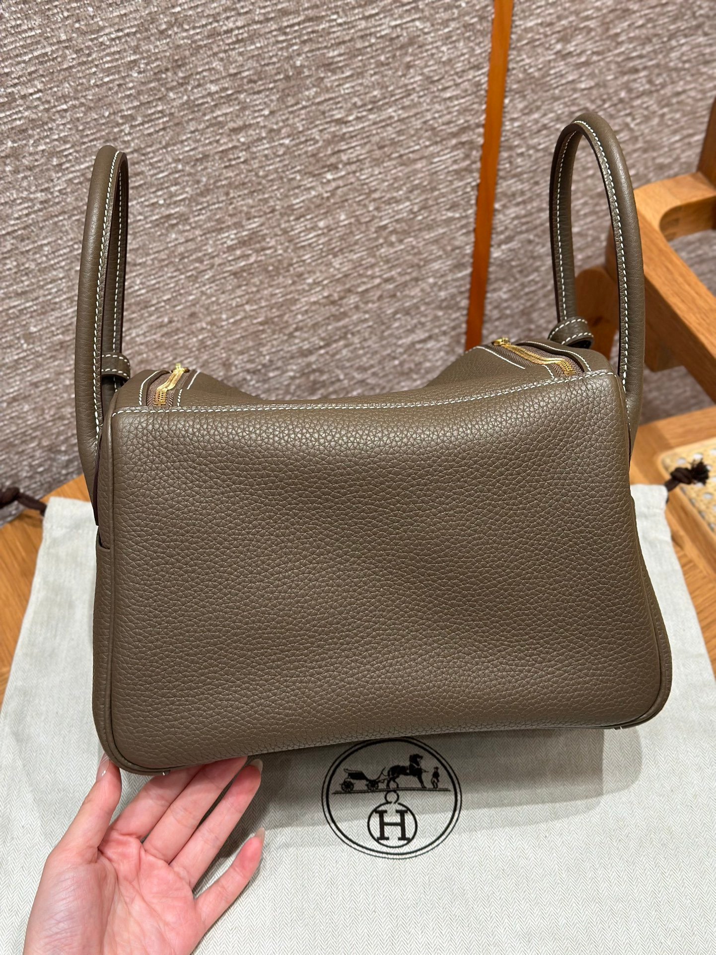 Elephant Grey Lindy 26 Togo Leather Crossbody Bag Gold Hardware Soft Shoulder Handbag - 图片 2