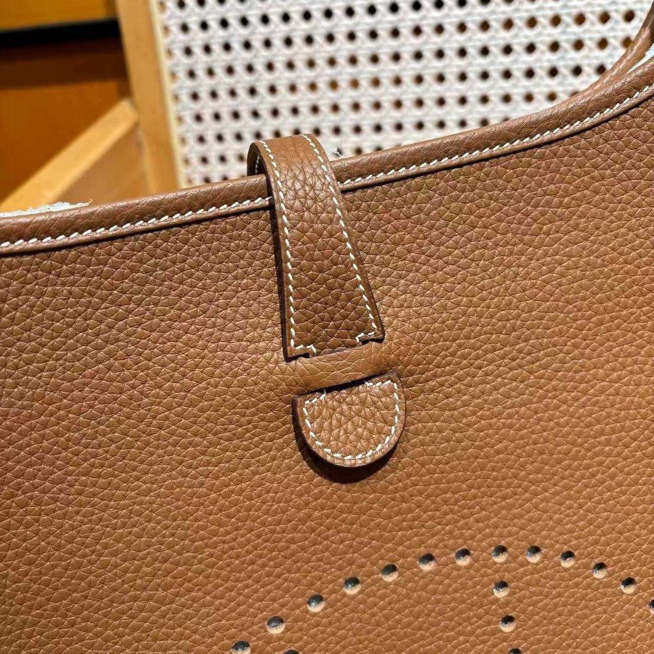 Evelyne III 29 Crossbody Bag, Gold Brown Clemence Leather Shoulder Bag - 图片 5