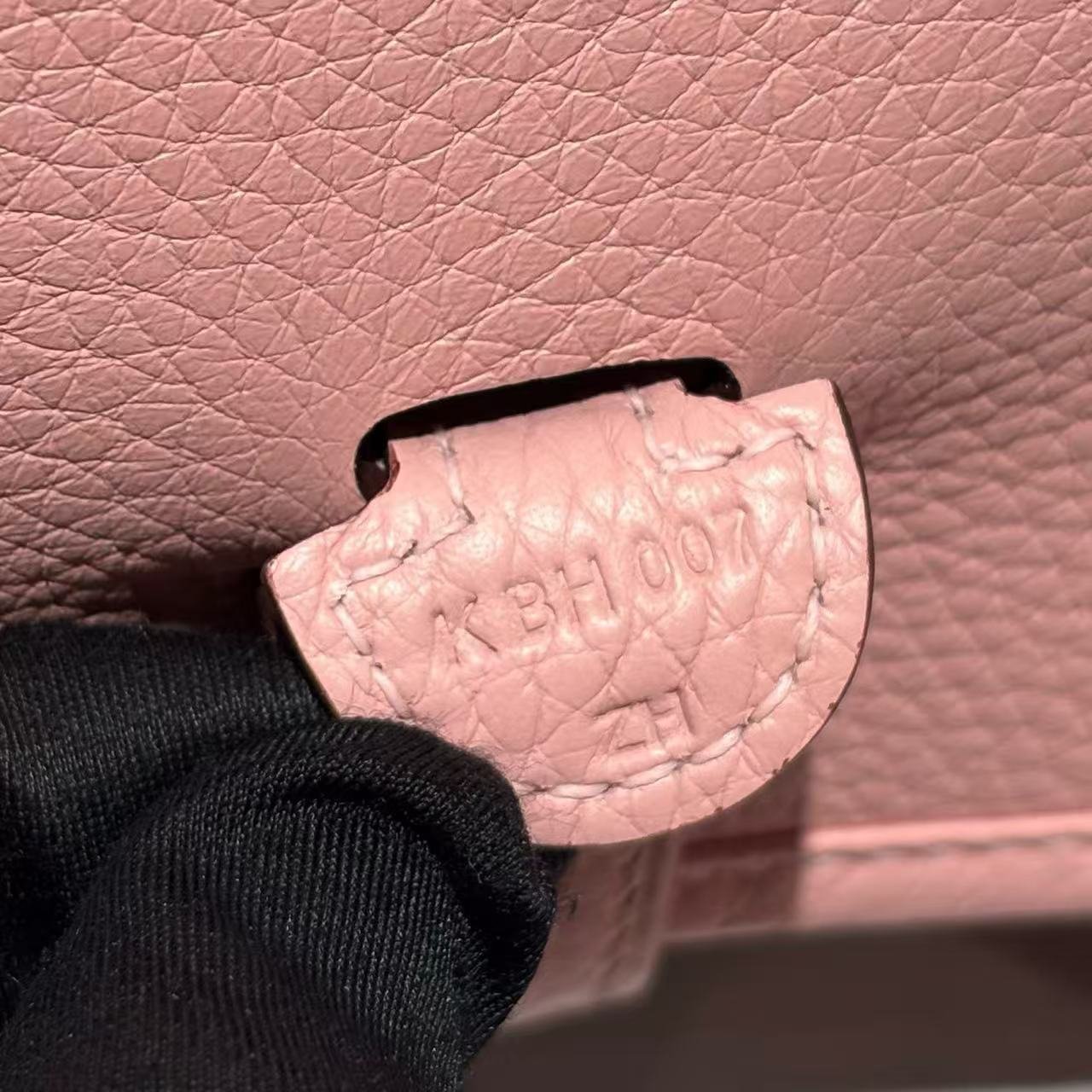 3q Pink Evelyne III 23 Taurillon Clemence leather crossbody bag, featuring perforated H-shaped logo shoulder strap and adjustable canvas strap - 图片 6
