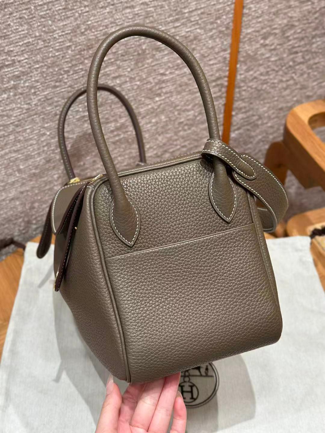Elephant Grey Lindy 26 Togo Leather Crossbody Bag Gold Hardware Soft Shoulder Handbag - 图片 3