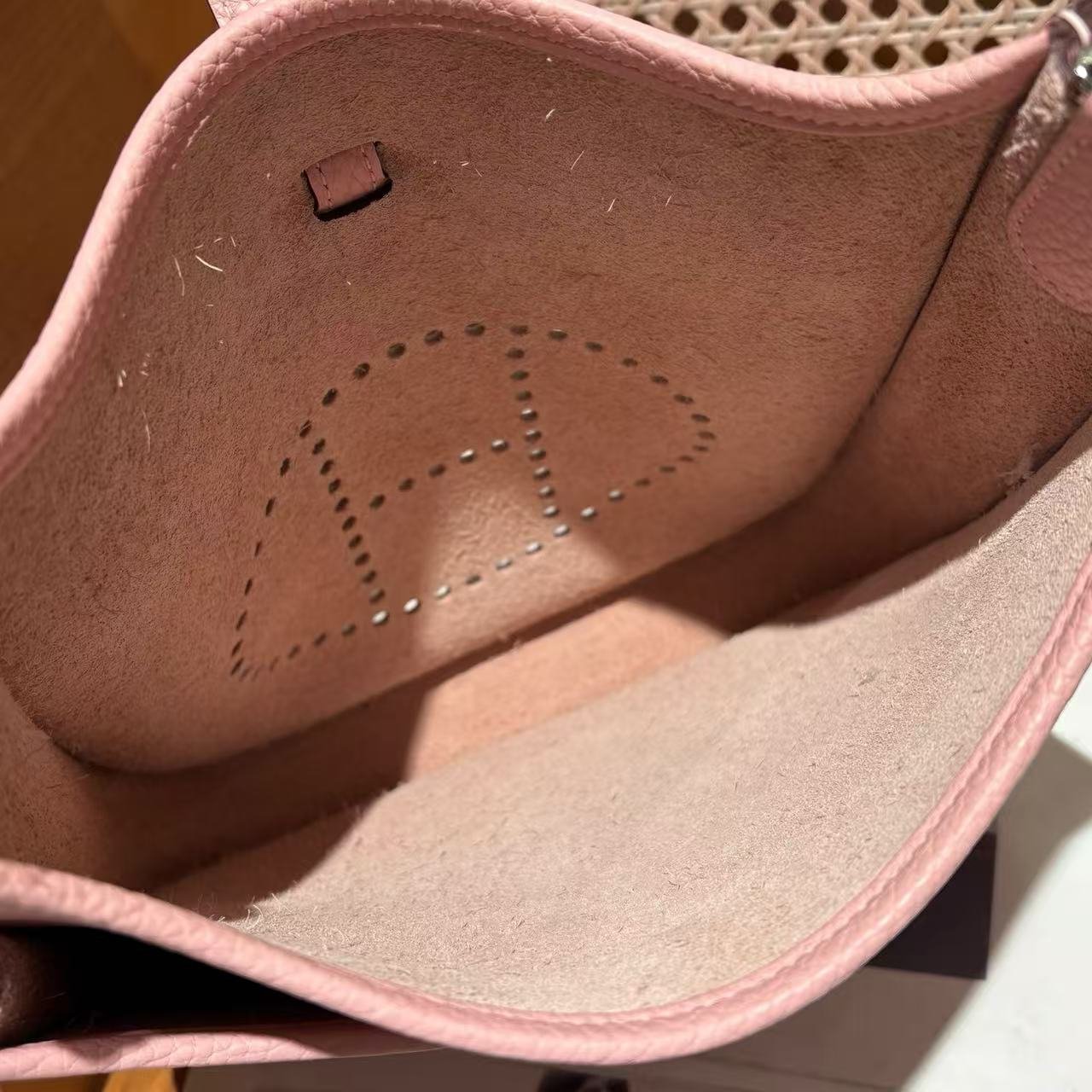 3q Pink Evelyne III 23 Taurillon Clemence leather crossbody bag, featuring perforated H-shaped logo shoulder strap and adjustable canvas strap - 图片 8