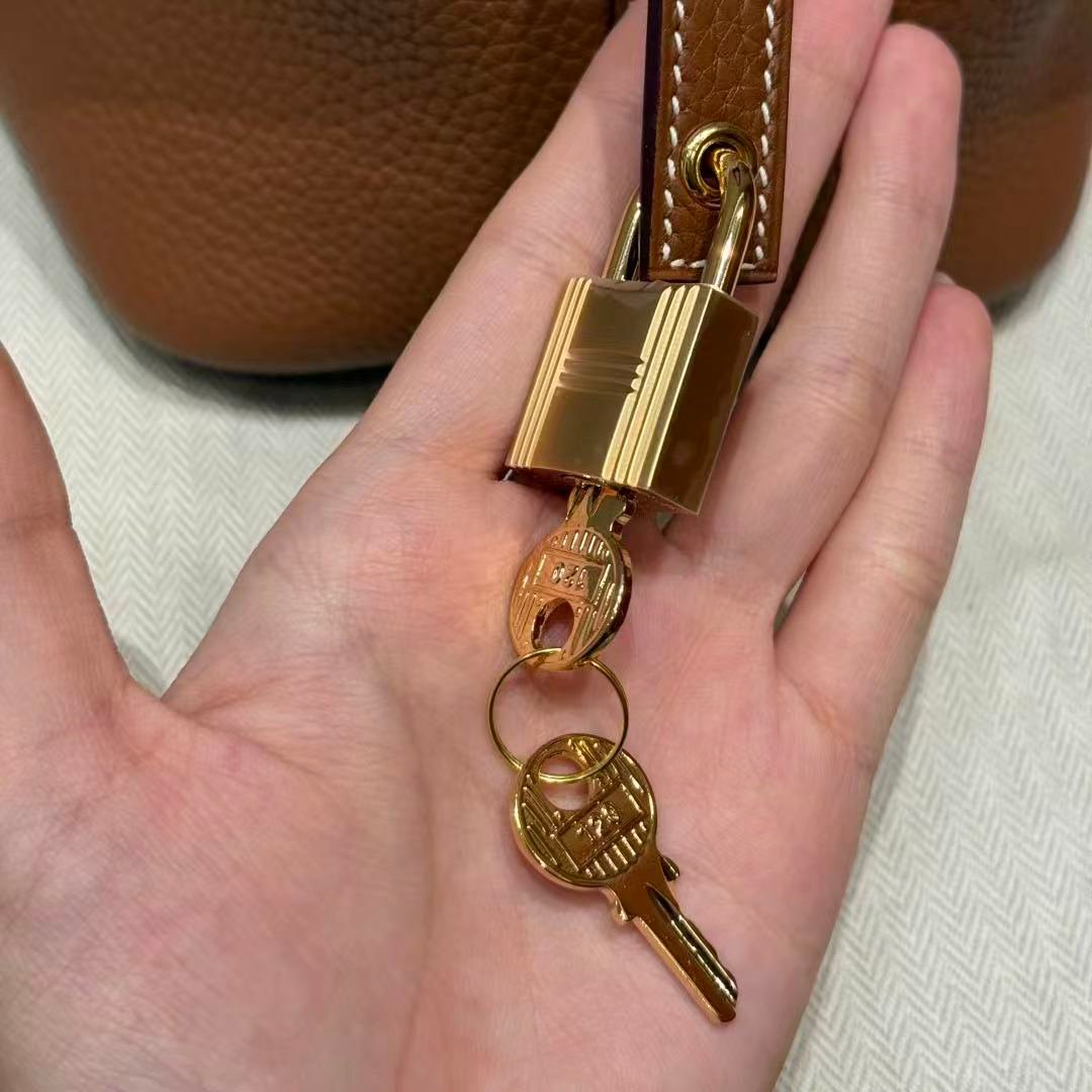 The size of this basket is 18 cm/7.08in. It is golden brown in color and has a golden buckle. It is completely handmade. - 图片 6