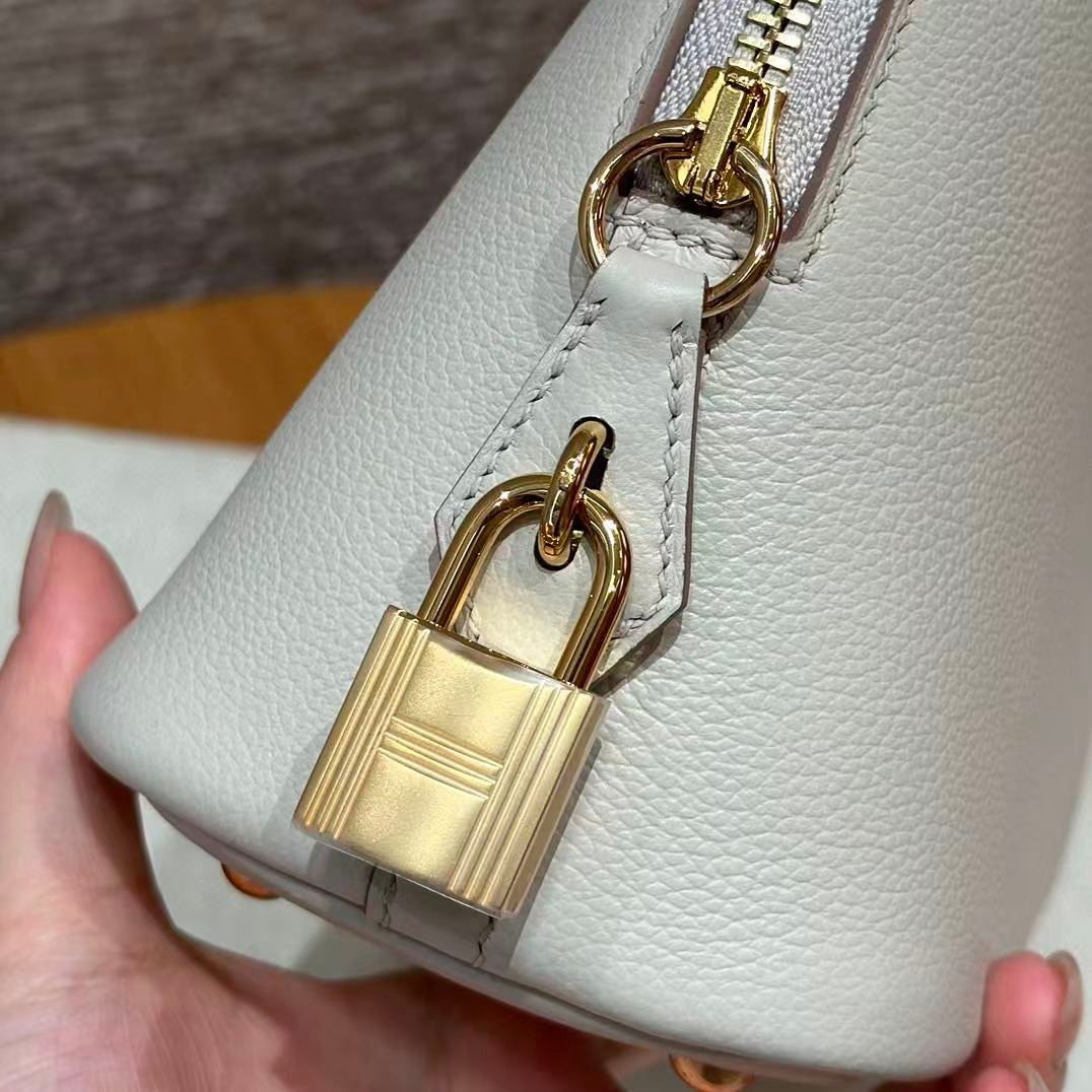 Glacier White 25cm Dome Bowling Bag | Pebbled Leather Luxury Top Handle Handbag With Detachable Strap For Women - 图片 4