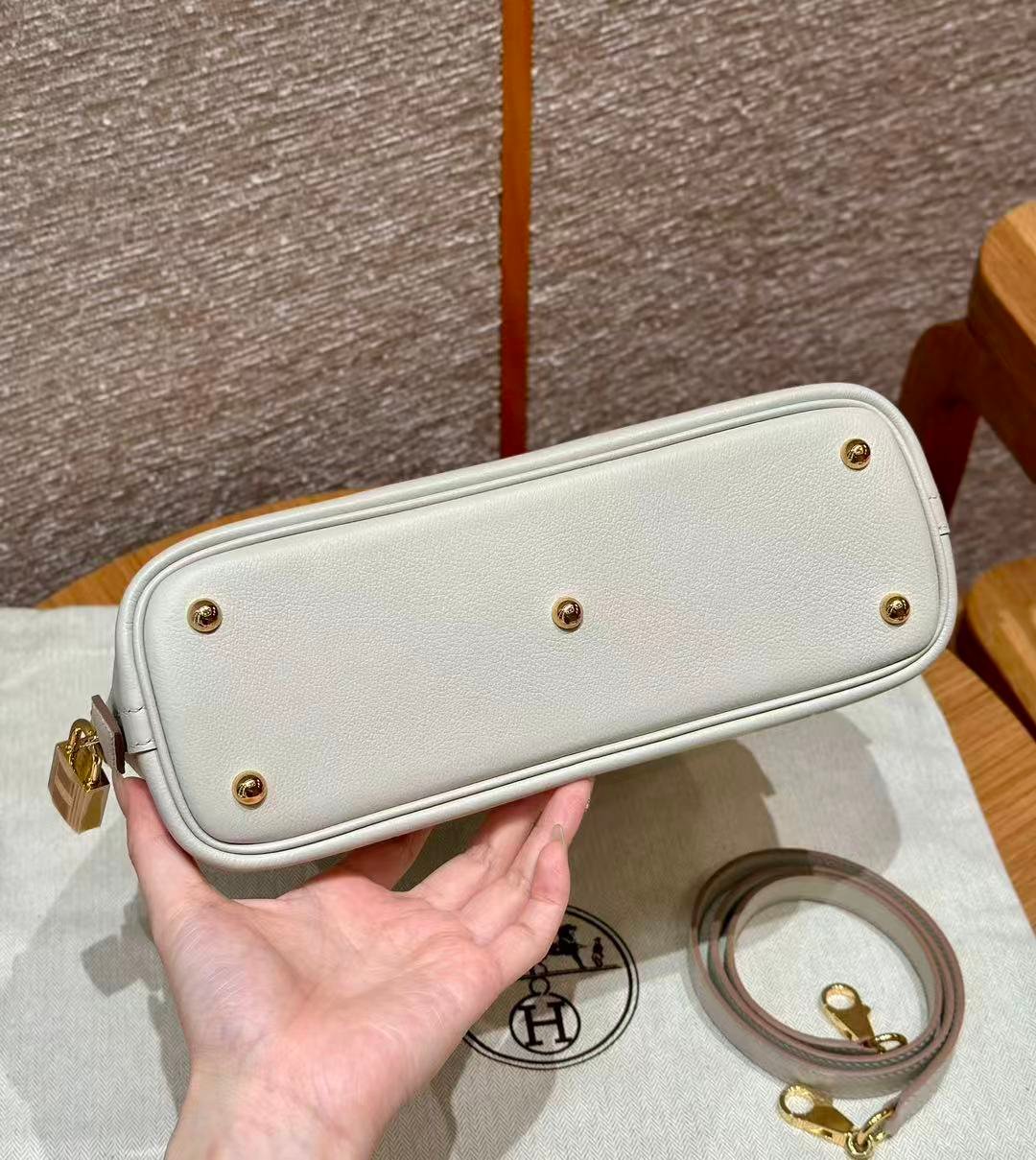 Glacier White 25cm Dome Bowling Bag | Pebbled Leather Luxury Top Handle Handbag With Detachable Strap For Women - 图片 3