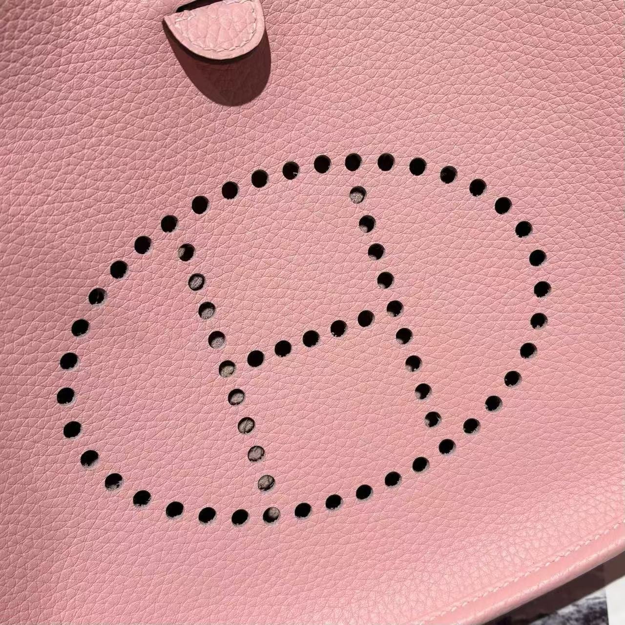 3q Pink Evelyne III 23 Taurillon Clemence leather crossbody bag, featuring perforated H-shaped logo shoulder strap and adjustable canvas strap - 图片 4