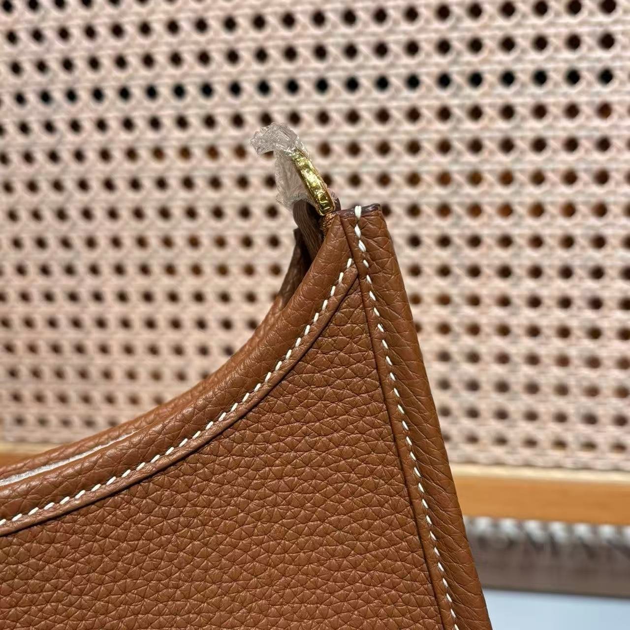 Evelyne III 29 Crossbody Bag, Gold Brown Clemence Leather Shoulder Bag - 图片 7