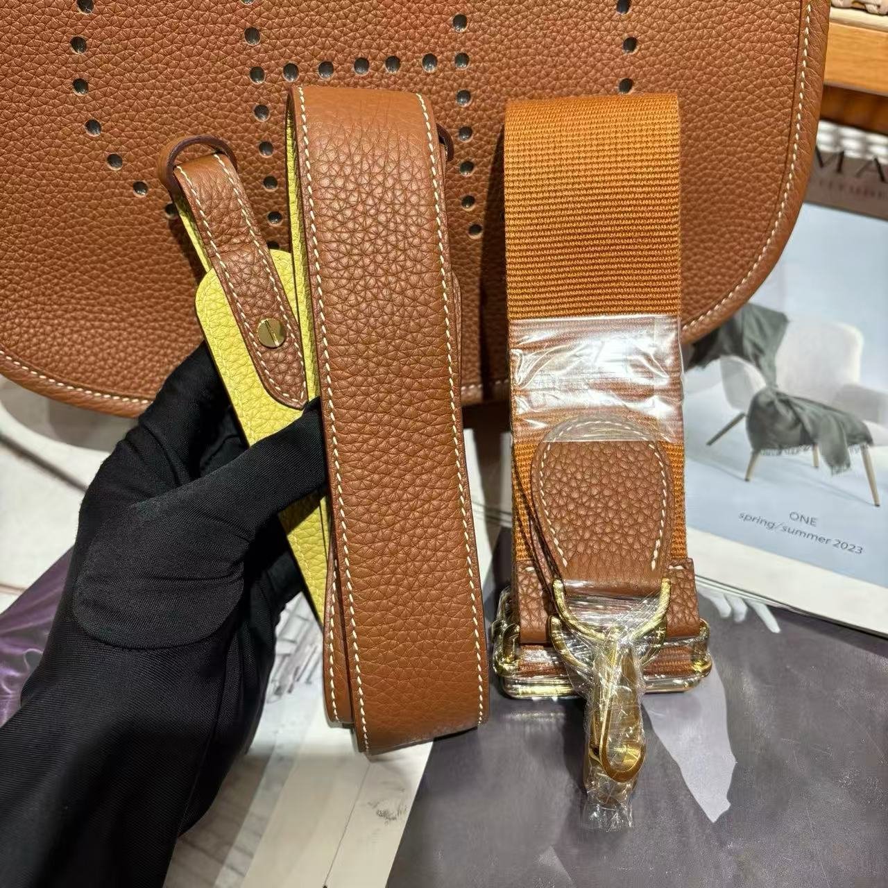 Evelyne III 29 Crossbody Bag, Gold Brown Clemence Leather Shoulder Bag - 图片 9