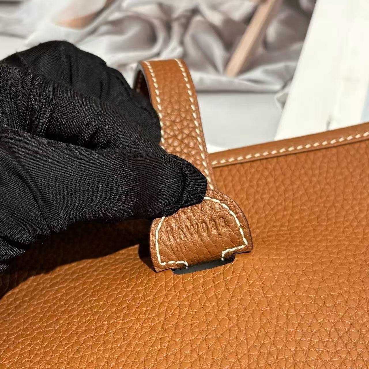 Evelyne III 29 Crossbody Bag, Gold Brown Clemence Leather Shoulder Bag - 图片 6