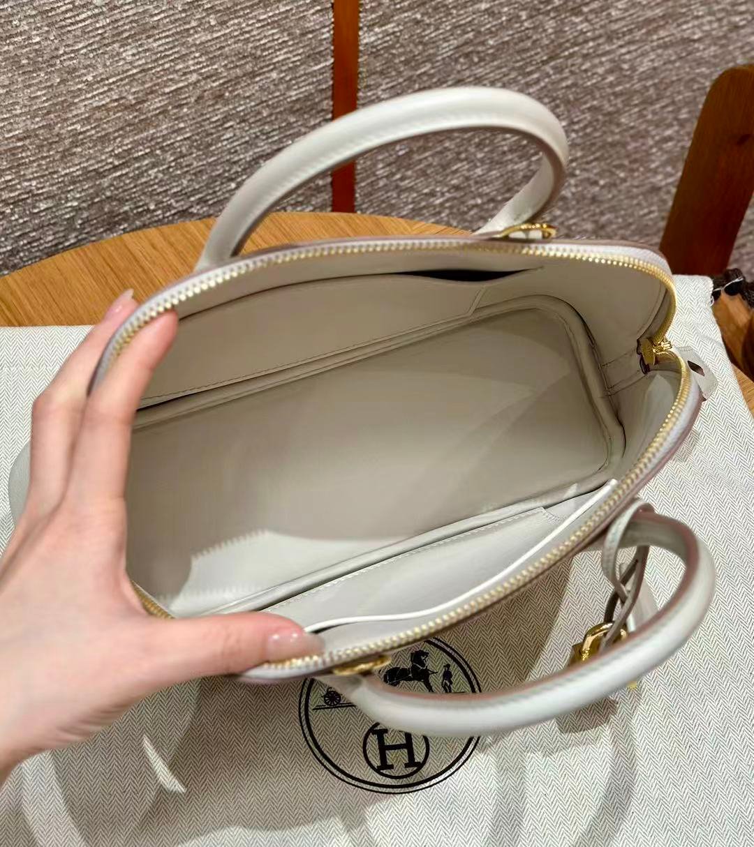 Glacier White 25cm Dome Bowling Bag | Pebbled Leather Luxury Top Handle Handbag With Detachable Strap For Women - 图片 7