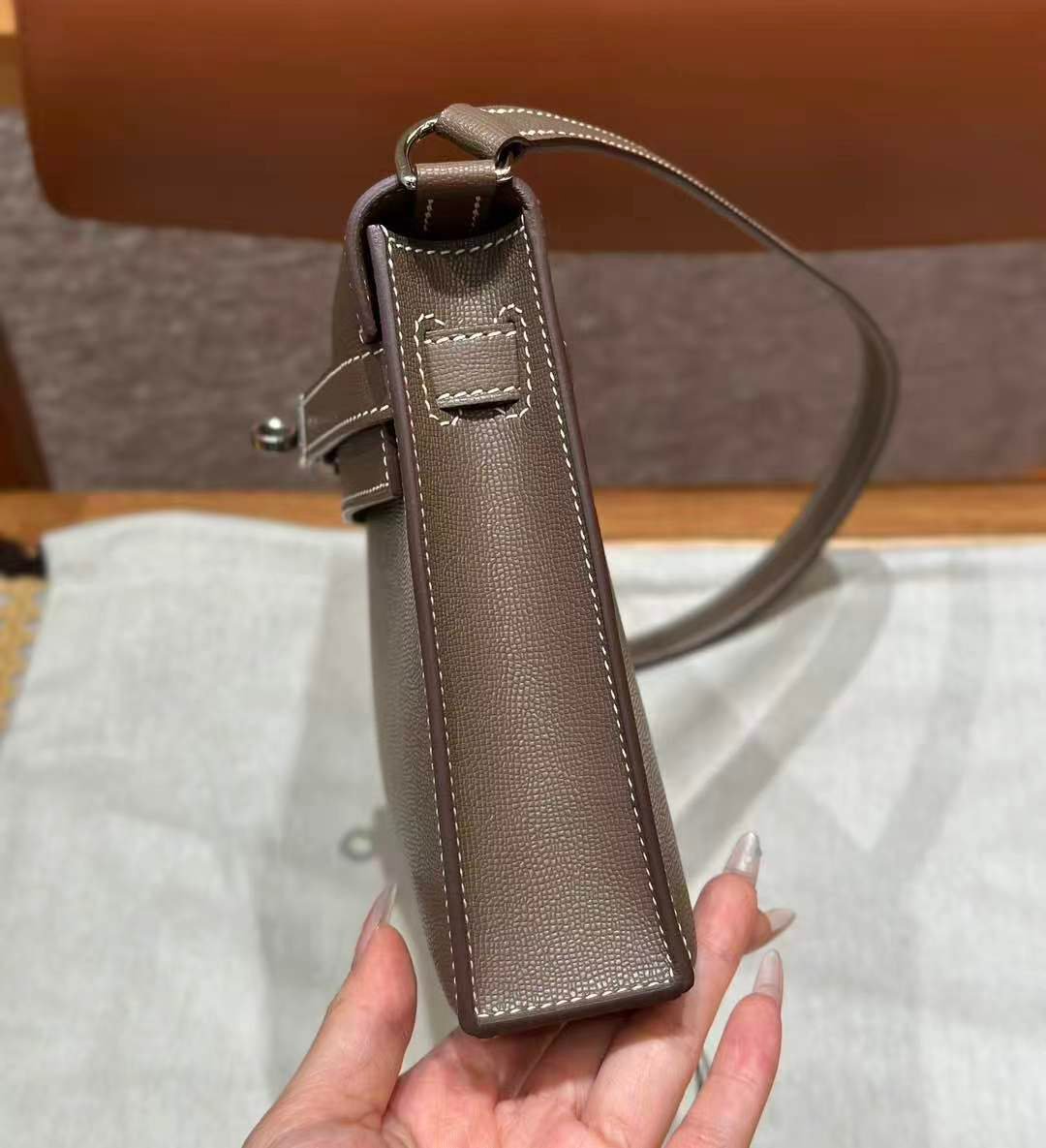 Women Kelly Elan Designer‑Style Bag, Epsom Leather, Gold‑Tone Hardware, Elephant Grey Slim Cross‑Body Shoulder Purse - 图片 7