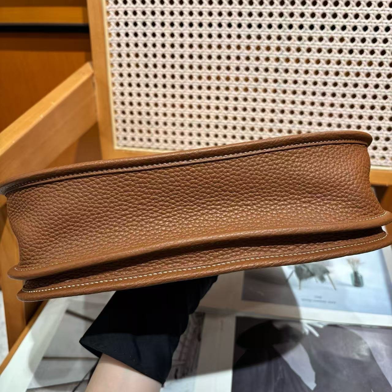 Evelyne III 29 Crossbody Bag, Gold Brown Clemence Leather Shoulder Bag - 图片 4
