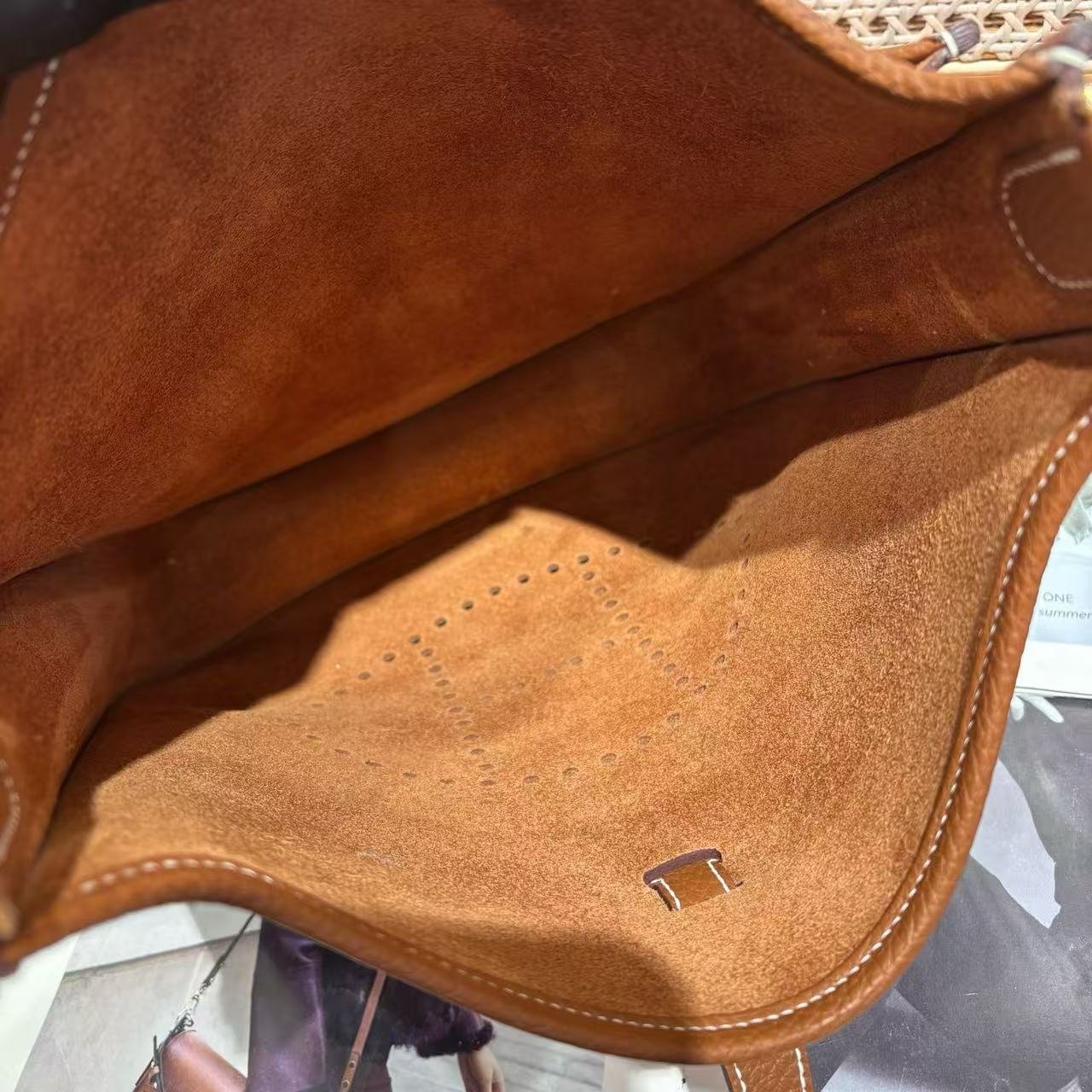 Evelyne III 29 Crossbody Bag, Gold Brown Clemence Leather Shoulder Bag - 图片 8