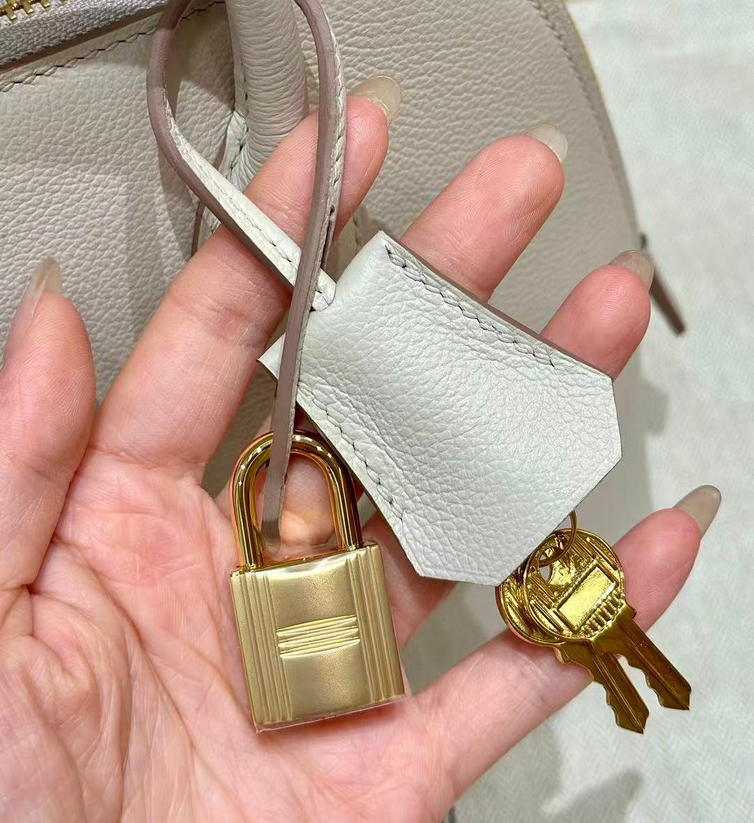Glacier White 25cm Dome Bowling Bag | Pebbled Leather Luxury Top Handle Handbag With Detachable Strap For Women - 图片 8