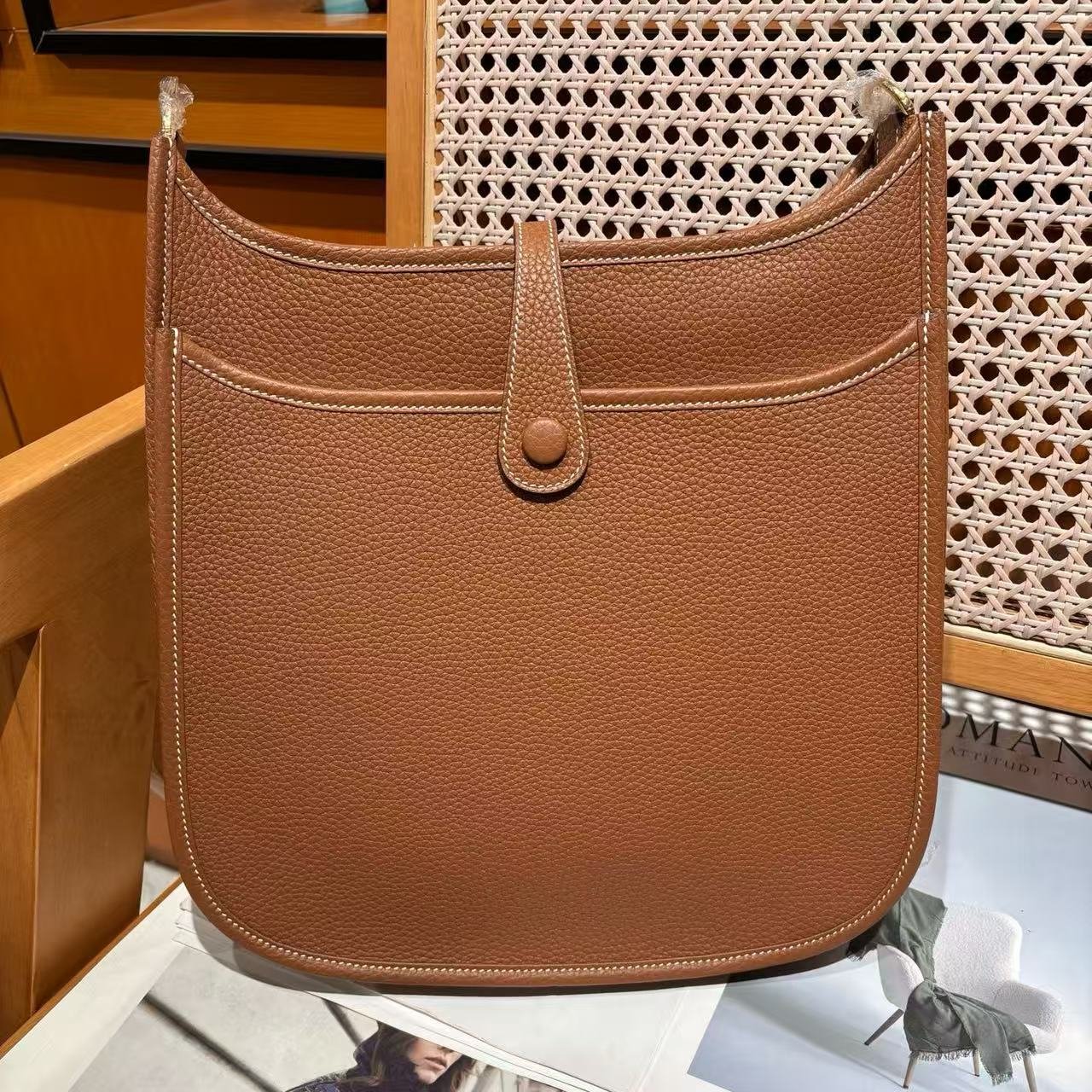 Evelyne III 29 Crossbody Bag, Gold Brown Clemence Leather Shoulder Bag - 图片 2