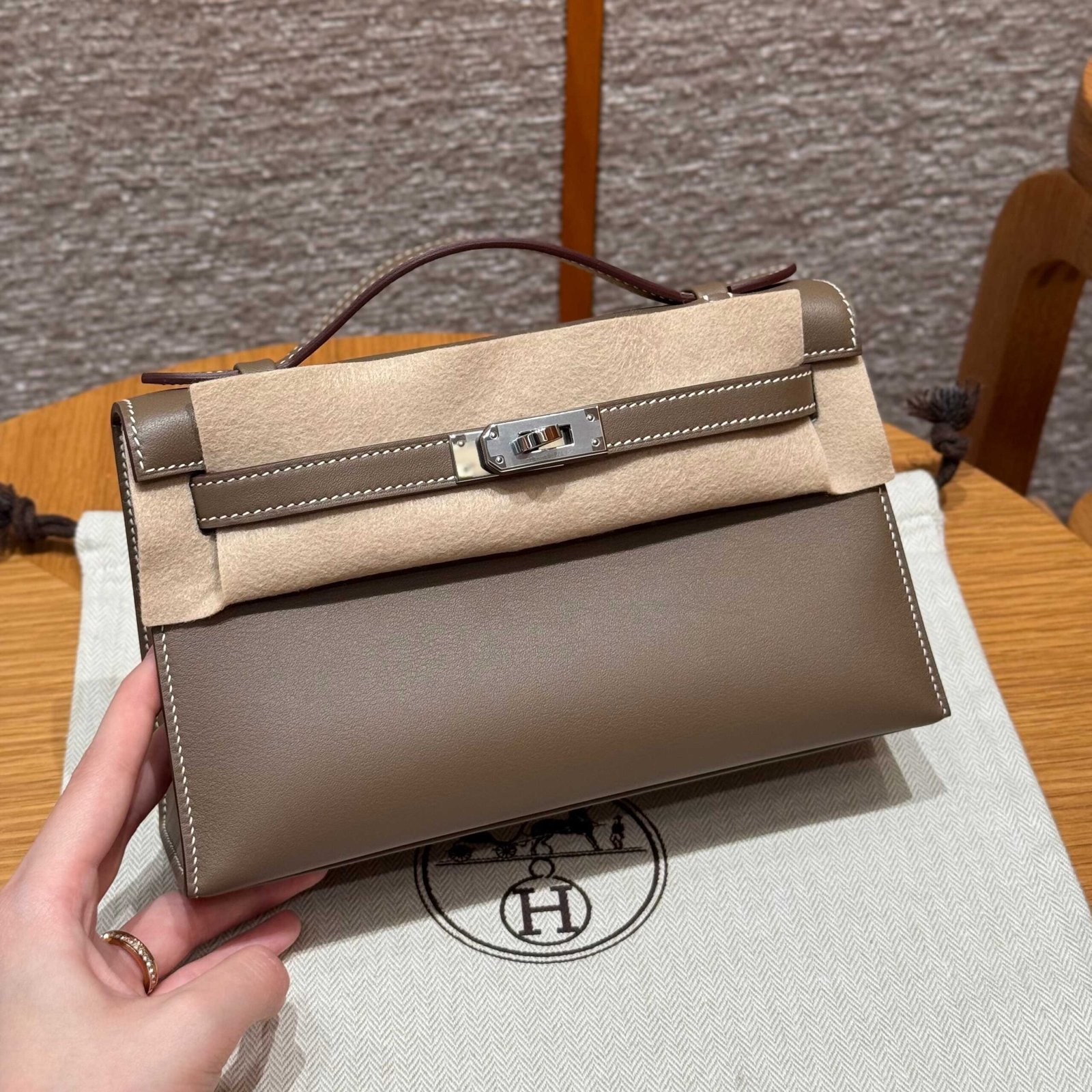 Mini Kelly Generation, imported leather from France SWIFT, with gold or silver clasps. Exclusive custom-made by professional artisans! Purely hand-tapped nails, all steel hardware.
