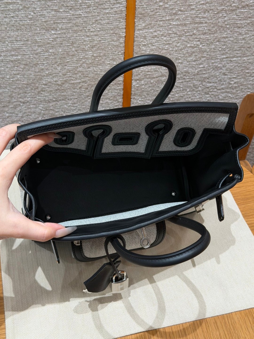 Platinum Cargo Canvas Bag 25, Panda Color, Plain Weave Overlaid Canvas, Imported Original Leather from France, High-End Fully Handcrafted Exclusive Customization‼️ - 图片 5